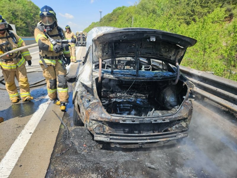 [볼트카지노=뉴시스] 불에 탄 차량 (사진= 볼트카지노소방서 제공) 2025.05.02. photo@newsis.com *재판매 및 DB 금지