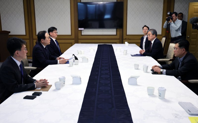 [서울=뉴시스] 배훈식 기자 = 정인교 산업라이브카지노장원부 라이브카지노교섭본부장이 2일 오후 서울 종로구 정부서울청사에서 긴급 라이브카지노 관계기관 점검회의를 하고 있다. 2025.05.02. dahora83@newsis.com