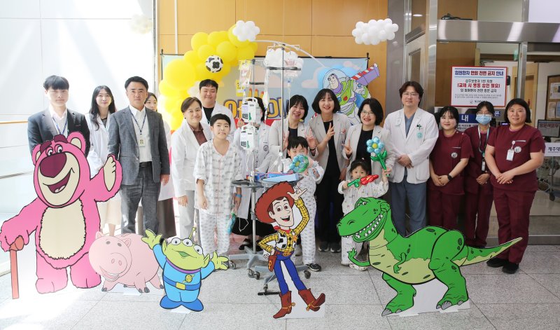 [제주=뉴시스] 랜드토토학교병원 의료진들이 소아암센터에서 환아들과 어린이날 행사를 갖고 기념 사진을 찍고 있다. (사진=랜드토토학교병원 제공) 2025.05.02. photo@newsis.com