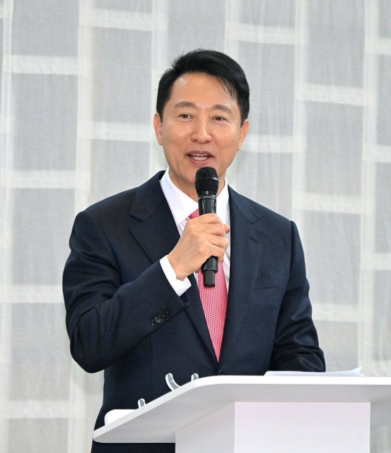 카지노사이트 서울시장이 2일 서울공예박물관에서 열린 국내 최대 규모 불교 자수 공예 특별전 '염원을 담아' 개막식에서 환영사를 하고 있다.(서울시 제공)