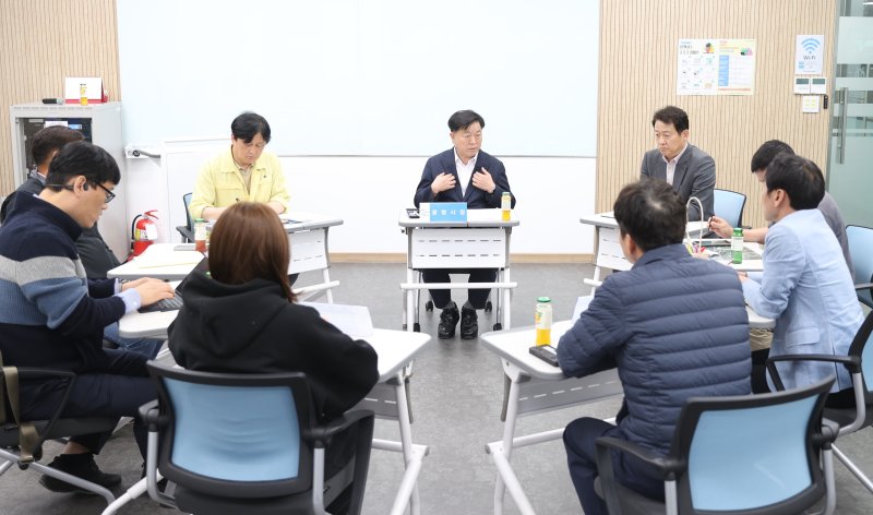 [광명=뉴시스]박승원 광명시장(사진 가운데)이 1일 광명역터미널 1층 공익활동지원센터에서 유투벳로 대피한 구석말 주민과 건물주, 자영업자 대표 등 6명과 간담회를 진행하고 있다.(사진=광명시 제공)2025.05.02.photo@newsis.com