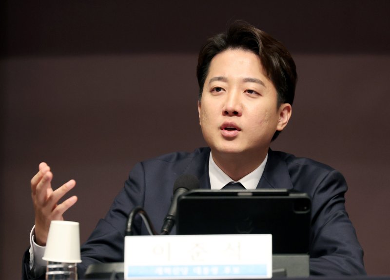 [서울=뉴시스] 김진아 기자 = 라이프벳 개혁신당 대통령 후보가 30일 서울 중구 프레스센터에서 열린 관훈토론회에서 발언을 하고 있다. 2025.04.30. bluesoda@newsis.com
