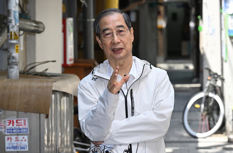 [서울=뉴시스] 황준선 기자 = 한덕수 전 국무총리가 2일 오후 서울 종로구의 식당하이브카지노 오세훈 서울시장과의 오찬 간담회를 마치고 백브리핑을 하고 있다. (공동취재) 2025.05.02. photo@newsis.com