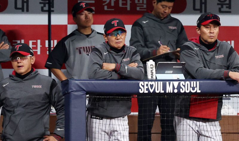 [서울=뉴시스] 추상철 기자 = 지난달 9일 오후 서울 구로구 고척스카이돔에서 열린 '2025 KBO리그' LG트윈스와 키움히어로즈의 경기, 염경엽 LG트윈스 감독을 비롯한 코치진이 경기를 지켜보고 있다. 2025.04.09. scchoo@newsis.com