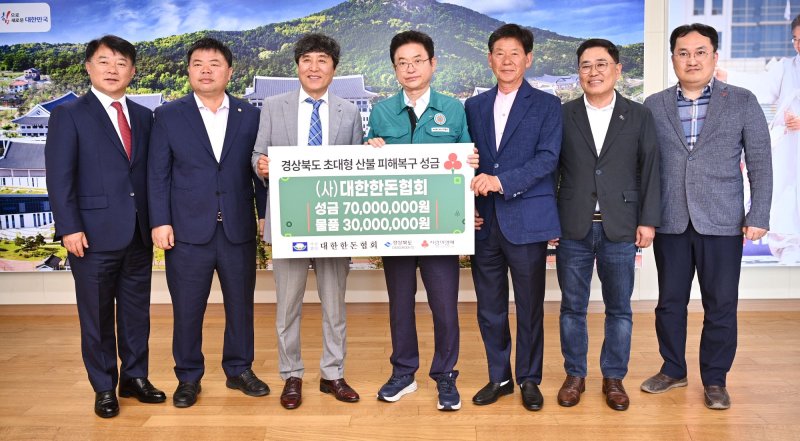 왼쪽부터 한돈자조금 이원복 사무국장, 이기홍 대의원회 의장, 한돈협회 경북도협의회 한용규 사무처장, 경상북도 이철우 도지사, 한돈협회 경북도협의회 박종우 회장, 대구경북양돈농협 이상용 조합장. (사진=한돈자조금) *재판매 및 DB 금지