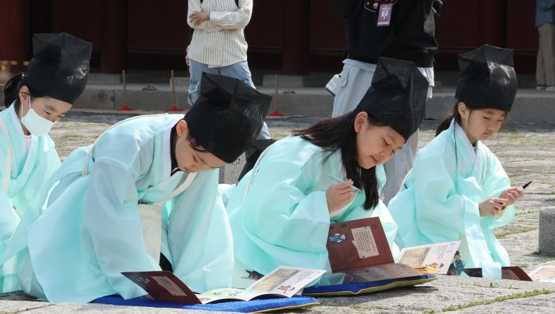 2일 오후 서울 종로구 경희궁에서 열린 '영조와 함께하는 조선시대 경희궁 유생 체험'에 참가한 어린이들이 과거 시험을 보고 있다. 2025.5.2/뉴스1 ⓒ News1 장수영 기자