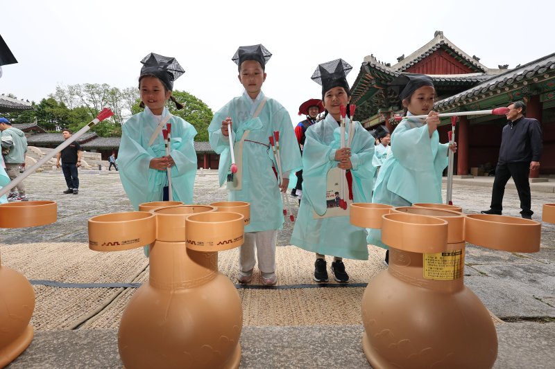 2일 오후 서울 종로구 경희궁에서 열린 '영조와 함께하는 조선시대 경희궁 유생 체험'에 참가한 어린이들이 투호 체험을 하고 있다. 2025.5.2/뉴스1 ⓒ News1 장수영 기자