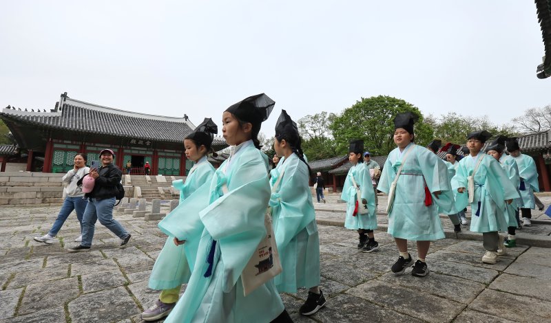 2일 오후 서울 종로구 경희궁에서 열린 '영조와 함께하는 조선시대 경희궁 유생 체험'에 참가한 어린이들이 과거 시험을 보기 위해 경희궁에 들어서고 있다. 2025.5.2/뉴스1 ⓒ News1 장수영 기자