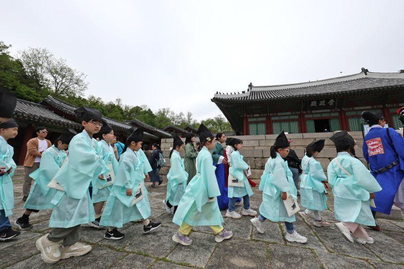 2일 오후 서울 종로구 경희궁에서 열린 '영조와 함께하는 조선시대 경희궁 유생 체험'에 참가한 어린이들이 과거 시험을 보기 위해 경희궁에 들어서고 있다. 2025.5.2/뉴스1 ⓒ News1 장수영 기자