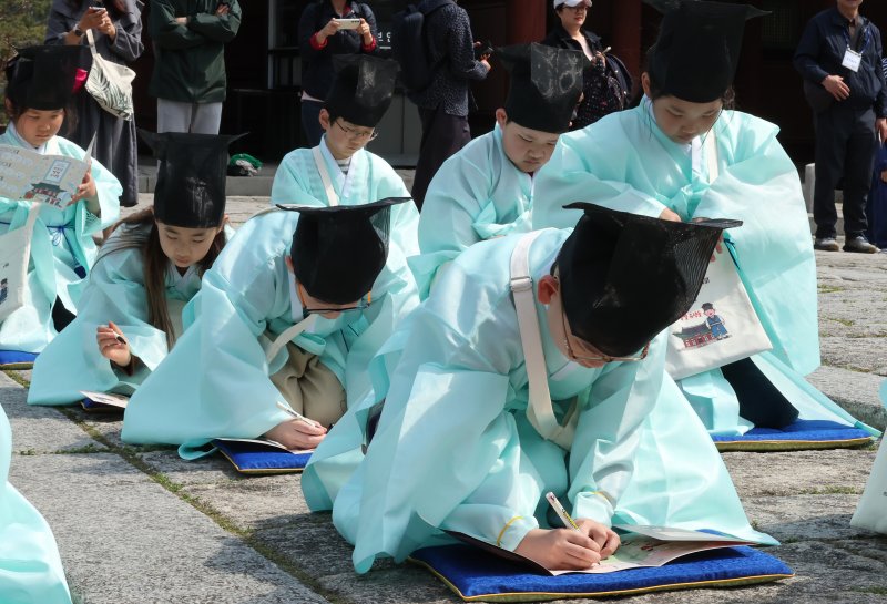 2일 오후 서울 종로구 경희궁에서 열린 '영조와 함께하는 조선시대 경희궁 유생 체험'에 참가한 어린이들이 과거 시험을 보고 있다. 2025.5.2/뉴스1 ⓒ News1 장수영 기자