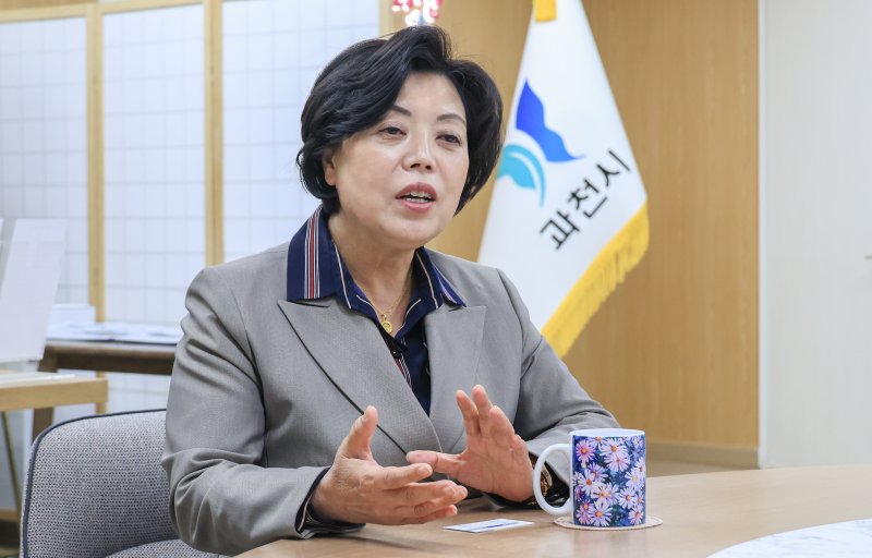[과천=뉴시스] 신계용 시장은 “계획적인 재정운영과 적극적인 예산 집행을 통해 지역경제에 활력을 불어넣는 등 시민 삶의 질 향상에 집중하겠다"고 말했다. (사진=과천시 제공).2025.05.02.photo@newsis.com