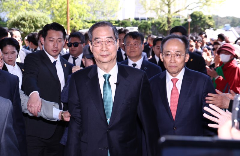 한덕수 전 국무총리가 2일 오전 서울 여의도 국회에서 '국민께 드리는 약속'을 주제로 제21대 대통령 선거 출마를 선언하기 위해 소통관에 입장하고 있다. 2025.5.2/뉴스1 ⓒ News1 김민지 기자