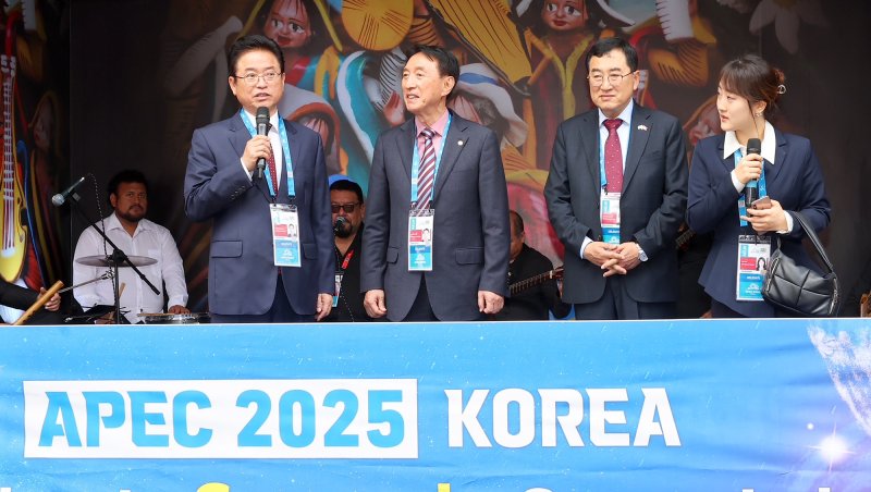[안동=뉴시스] 지난해 11월 페루 현지에서 이철우 지사(왼쪽)와 김석기 국회의원(가운데), 주낙영 경주시장이 경주에서 열릴 2025 APEC 정상회의를 홍보하고 있다. (사진=조이카지노 제공) 2025.05.02 photo@newsis.com *재판매 및 DB 금지