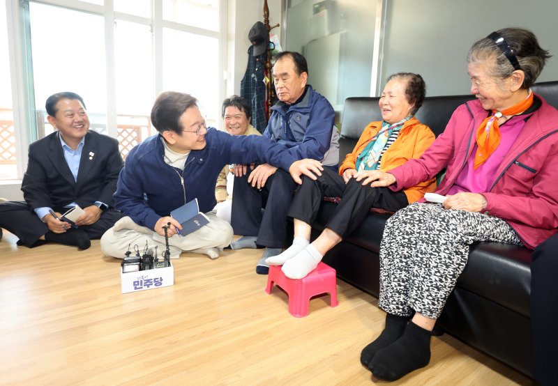 '골목골목 경청투어 : 접경벨트편'에 나선 이재명 더불어민주당 대통령 후보가 2일 오후 강원 화천군에 위치한 경로당을 찾아 어르신들과 대화를 하고 있다. (공동취재) 2025.5.2/뉴스1 ⓒ News1 이재명 기자