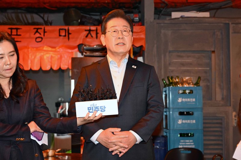 [서울=뉴시스] 조성우 기자 = 이재명 더불어민주당 대선후보가 1일 오후 서울 종로구의 한 포장마차에서 열린 비전형 노동자 간담회를 마친 뒤 대기부벳이 공직선거법 위반과 관련한 2심 판결을 파기 환송한데 대한 취재진 질문에 답하고 있다. (공동취재) 2025.05.01. photo@newsis.com