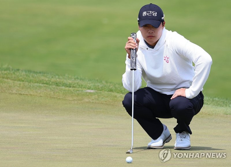 그린 살피는 김민규 (출처=연합뉴스)