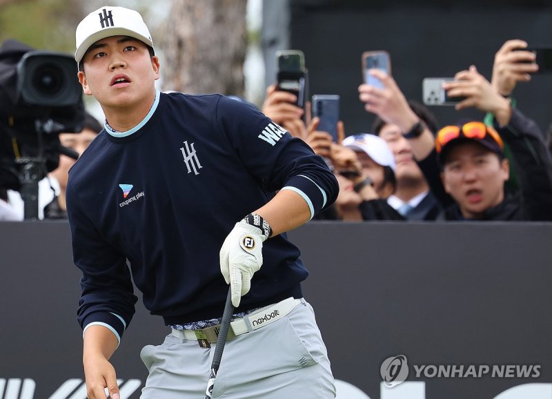 타구 살피는 장유빈 (출처=연합뉴스)