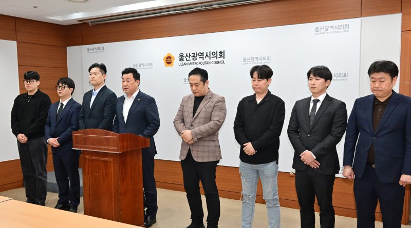 [울산=뉴시스] 박수지 기자 = 국민의힘 안대룡 울산시의원과 남구갑 베네치아 카지노협의회 당직자들이 2일 시의회 프레스센터에서 기자회견을 열고 김상욱 의원에게 탈당을 요구하고 있다. (사진=시의회 제공) 2025.05.02. photo@newsis.com *재판매 및 DB 금지