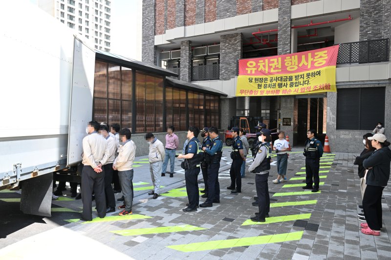 [광주=뉴시스] 박기웅 기자 = 2일 오후 광주 북구 운암동 한 신축아파트 입구에서 시공사 관계자들이 유치권 행사를 이유로 이삿짐 화물차를 막아서는 등 출입을 통제하자 바카라 꽁 머니 예정자가 항의하고 있다. 2025.05.02. pboxer@newsis.com