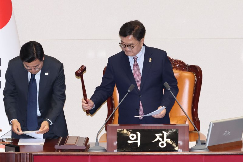 [서울=뉴시스] 권창회 기자 = 우원식 메이저사이트의장이 1일 서울 여의도 메이저사이트에서 열린 제424회 메이저사이트(임시회) 제7차 본회의에서 최상목 탄핵소추안 투표 중 사표 수리로 인한 불성립을 선포하고 있다. 2025.05.01. kch0523@newsis.com