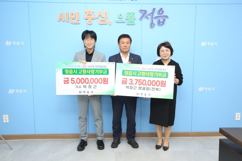 ‘국민가수’ 박창근 씨가 전북자치도 바카라의 새로운 홍보대사로 위촉됐다. 박창근씨와 팬클럽 회원이 이학수 시장(가운데)과 기념사진을 찍고 있다. (바카라 제공, 재판매 및 DB금지)
