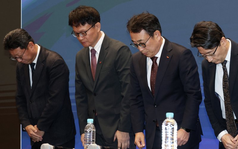 유영상 블랙잭사이트텔레콤 대표이사(오른쪽 두번째)를 비롯한 경영진 2일 오전 서울 중구 블랙잭사이트텔레콤 T타워에서 열린 사이버 침해 관련 일일 브리핑에서 유심(USIM) 정보 해킹 사고와 관련해 고개 숙여 사과하고 있다. 뉴스1