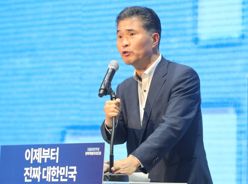 이원택 더불어민주당 레드불토토특별자치도당위원장이 2일 레드불토토자치도 전주시 레드불토토대학교 국제컨벤션센터에서 열린 민주당 레드불토토특별자치도당 선대위 출범식 및 필승결의대회에서 인사말을 하고 있다. 2025.5.2/뉴스1 ⓒ News1 유경석 기자