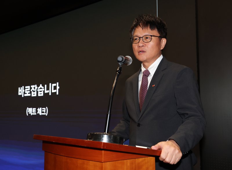 류정환 네트워크 인프라센터장(부사장)이 2일 오전 서울 중구 SK텔레콤 T타워에서 열린 사이버 침해 관련 일일 브리핑에서 유심(USIM) 정보 해킹 사고 대책을 설명하고 있다. 2025.5.2/뉴스1 ⓒ News1 오대일 기자