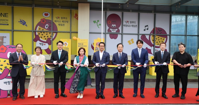 [전주=뉴시스]윤난슬 기자 = 리본 컷팅식 모습. 남원시 최경식시장(왼쪽에서 다섯 번째), 전북도청 최재용국장(왼쪽에서 첫 번째), 전주대학교 박진배총장(왼쪽에서 여섯 번째), 롯데백화점 바카라 가상 머니 사이트 강정구점장(왼쪽에서 세 번째).(사진=롯데백화점 바카라 가상 머니 사이트 제공)