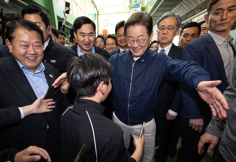 '골목골목 경청투어 : 접경벨트편'에 나선 이재명 더불어민주당 대통령 후보가 2일 오후 강원 인제군 북면 원통시장에서 한 어린이를 안아주고 있다. ⓒ News1 이재명 기자