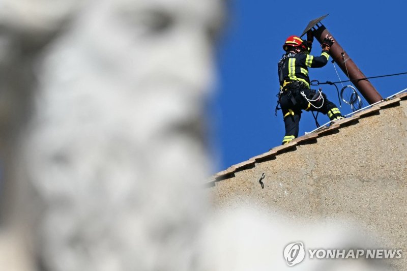 콘클라베 결과 알리는 굴뚝 설치하는 모습 (출처=연합뉴스)