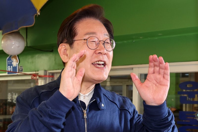 민심을 청취하는 '경청 투어'에 나선 이재명 더불어민주당 대선후보가 2일 오후 강원도 인제군 원통전통시장에서 주민들을 향해 연설하고 있다. /사진=뉴시스