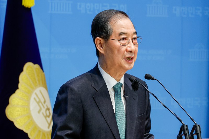 한덕수 전 국무총리가 2일 오전 서울 여의도 국회 소통관에서 '국민께 드리는 약속'을 주제로 제21대 대통령 선거 출마를 선언하고 있다. 2025.5.2/뉴스1 ⓒ News1 안은나 기자