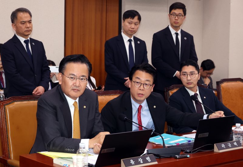 [서울=뉴시스] 조성봉 기자 = 곽규택(가운데) 국민의힘 의원이 2일 오후 서울 여의도 국회에서 열린 법제사법위원회 전체회의에서 정청래 법사바카라사이트 추천의 퇴장명령에 대하 항의하고 있다. 2025.05.02. suncho21@newsis.com