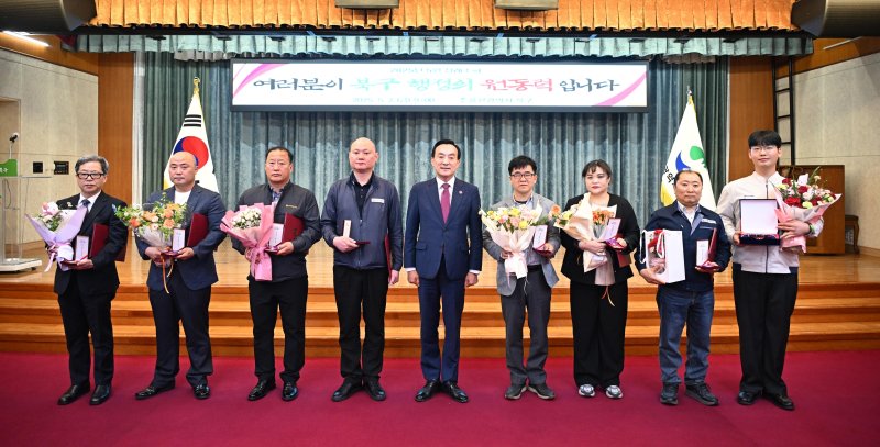 북구는 2일 열린 정례조회에서 짱구카지노 울산공장 직원 권정일 씨(25)에게 표창패를 전달했다고 밝혔다. 맨 오른쪽이 권씨.(울산 북구 제공. 재판매 및 DB 금지)/뉴스1