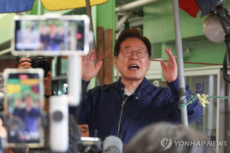 인제 전통시장에서 연설하는 이재명 후보 (출처=연합뉴스)