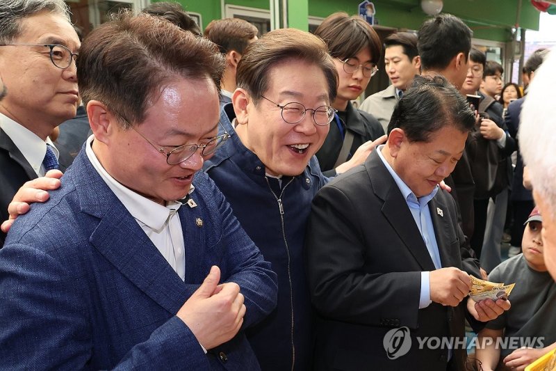 황태채 구입 권하는 이재명 후보 (출처=연합뉴스)