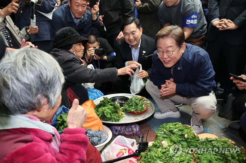 어르신과 대화하는 이재명 후보 (출처=연합뉴스)
