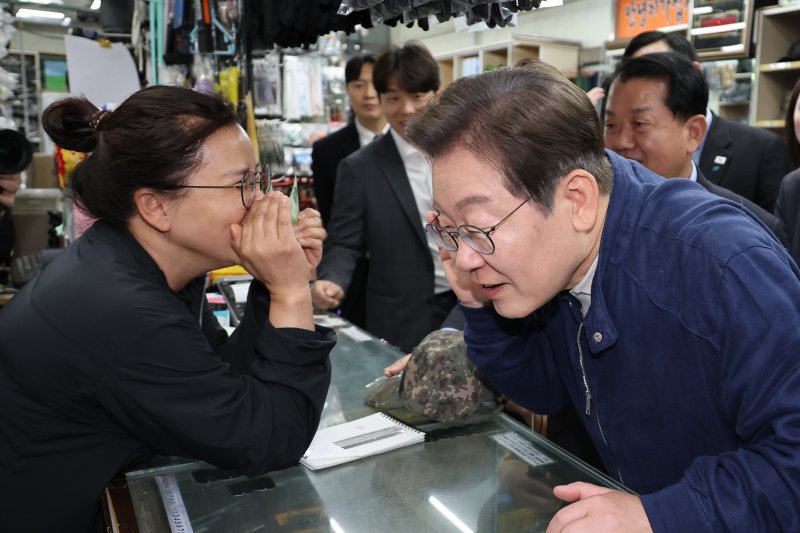 [화천=뉴시스] 조성우 기자 = 민심을 청취하는 '경청 투어'에 나선 이재명 더불어민주당 대선후보가 2일 오후 강원도 화천군 화천공영버스터미널 인근의 한 군장점에서 상인의 말에 귀를 기울이고 있다. (공동취재) 2025.05.02. photo@newsis.com