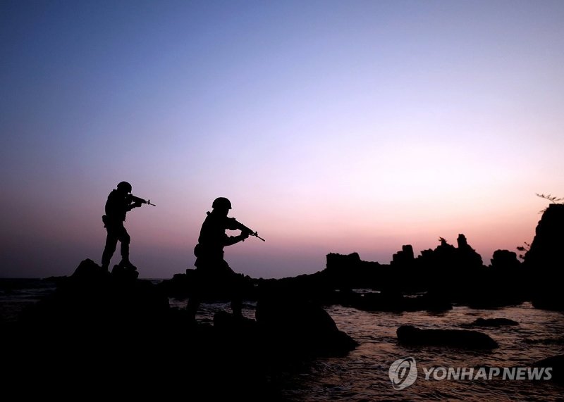 수제선 정찰 나선 육군 23경비여단 기동타격대 (출처=연합뉴스)