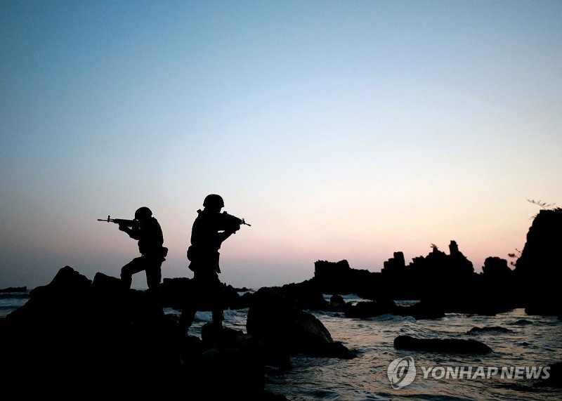 수제선 정찰 나선 육군 23경비여단 기동타격대 (출처=연합뉴스)