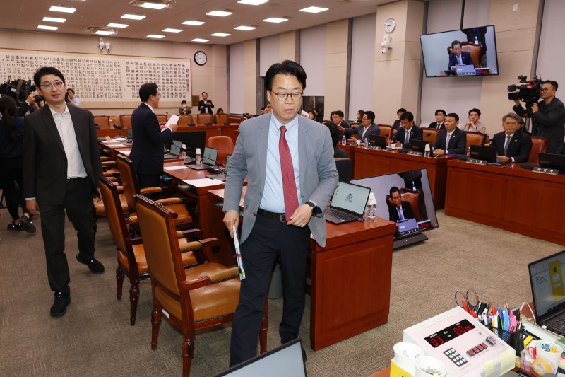 국민의힘 의원들이 1일 오후 서울 여의도 국회에서 열린 법제사법위원회 전체회의에서 최상목 경제부총리 겸 기획재정부장관 탄핵소추사건 조사결과보고서 채택의 건 의결에 반대하며 회의장을 나가고 있다. 2025.5.1/오월벳1 ⓒ News1 이광호 기자