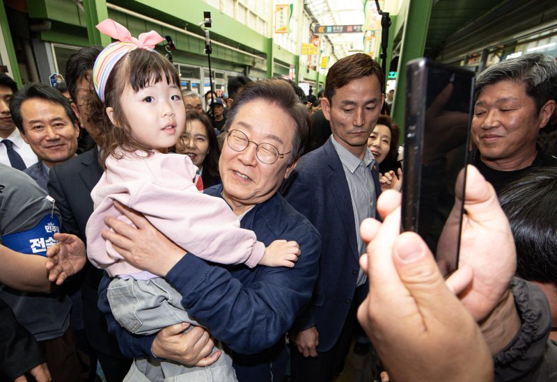 '골목골목 경청투어 : 접경벨트편'에 나선 이재명 더불어민주당 대통령 후보가 2일 오후 강원 인제군 북면 원통시장에서 한 어린이와 함께 기념촬영을 하고 있다. 2025.5.2/뉴스1 ⓒ News1 이재명 기자