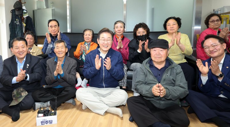 '골목골목 경청투어 : 접경벨트편'에 나선 이재명 더불어민주당 대통령 후보가 2일 오후 강원 화천군에 위치한 경로당을 찾아 어르신들과 기념촬영을 하고 있다. (공동취재) 2025.5.2/뉴스1 ⓒ News1 이재명 기자