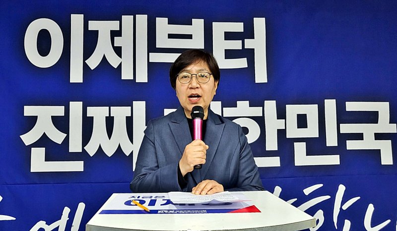 [세종=뉴시스] 송승화 기자 = 2일 세종시 아름동 더불어민주당 세종시당에서 열린 선거대책위원회 출범식에 참석한 정은경 중앙 총괄선대위원장 이야기를 하고 있다. 2025.05.02. ssong1007@newsis.com. *재판매 및 DB 금지