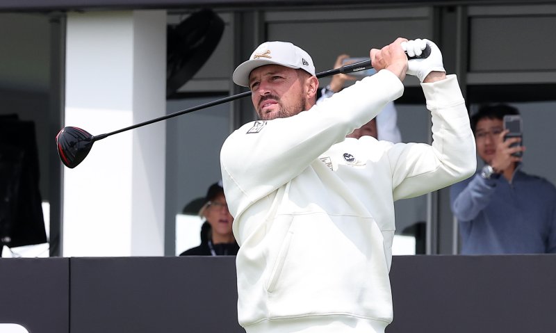 브라이슨 디섐보가 2일 인천 송도동 잭니클라우스 골프클럽 코리아에서 열린 'LIV골프 코리아 1라운드 10번홀에서 티샷을 하고 있다. 2025.5.2/뉴스1 ⓒ News1 김성진 기자