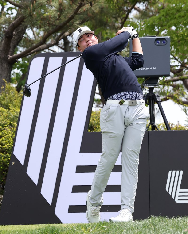 장유빈이 2일 인천 송도동 잭니클라우스 골프클럽 코리아에서 열린 'LIV골프 코리아 1라운드 15번홀에서 티샷을 하고 있다. 2025.5.2/뉴스1 ⓒ News1 김성진 기자