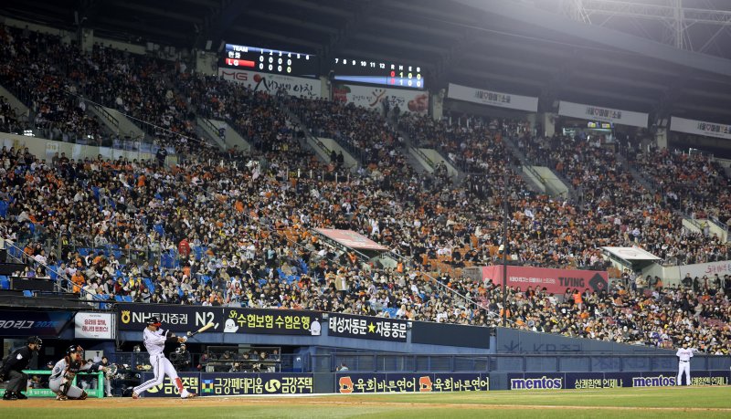 [서울=뉴시스] 김진아 기자 = 지난 3월27일 오후 서울 송파구 잠실야구장에서 열린 2025 KBO리그 한화 이글스와 LG 트윈스의 페가수스 카지노, 팬들이 응원하고 있다. 2025.03.27. bluesoda@newsis.com