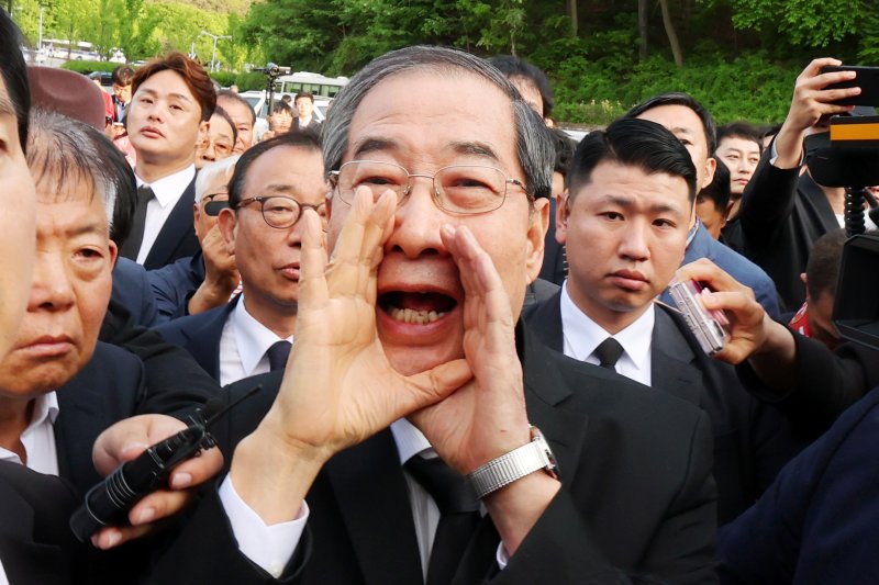 2일 오후 광주 북구 국립 5·18 민주묘지를 찾은 한덕수 전 총리가 광주비상행동 등 시민·사회단체 관계자들의 반발에 가로 막히자 "저도 호남 사람"이라며 참배를 호소하고 있다. 2025.5.2 /연합뉴스