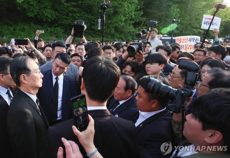 5·18묘역 참배길 막힌 한덕수 전 총리 (출처=연합뉴스)